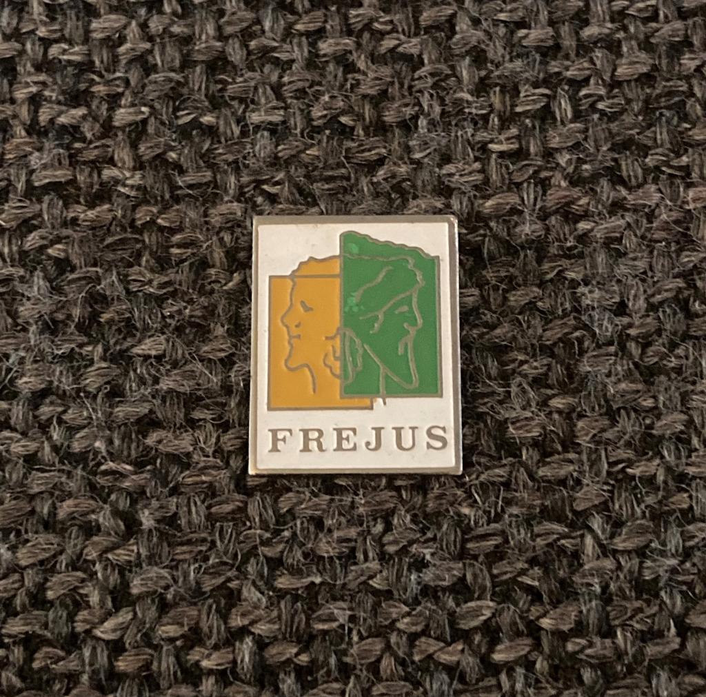 PIN - FREJUS - FRANCE - FRANKRIJK, Envoi, Utilisé, Autres sujets/thèmes, Insigne ou Pin's