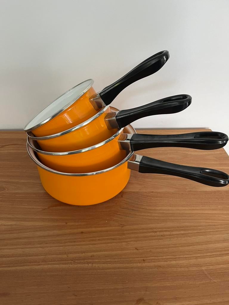 4 oranje geëmailleerde pannen, Huis en Inrichting, Ophalen of Verzenden, Gietijzer