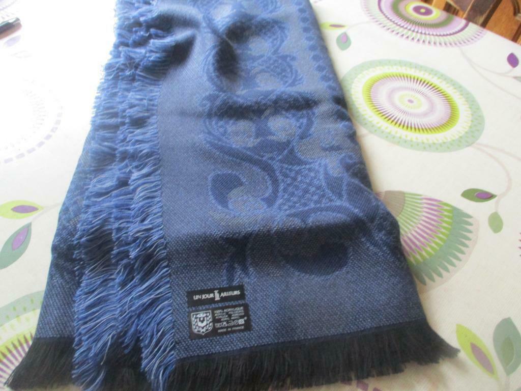 GRAND FOULARD "UN JOUR AILLEURS", Un jour ailleurs, Enlèvement ou Envoi, Comme neuf, Écharpe