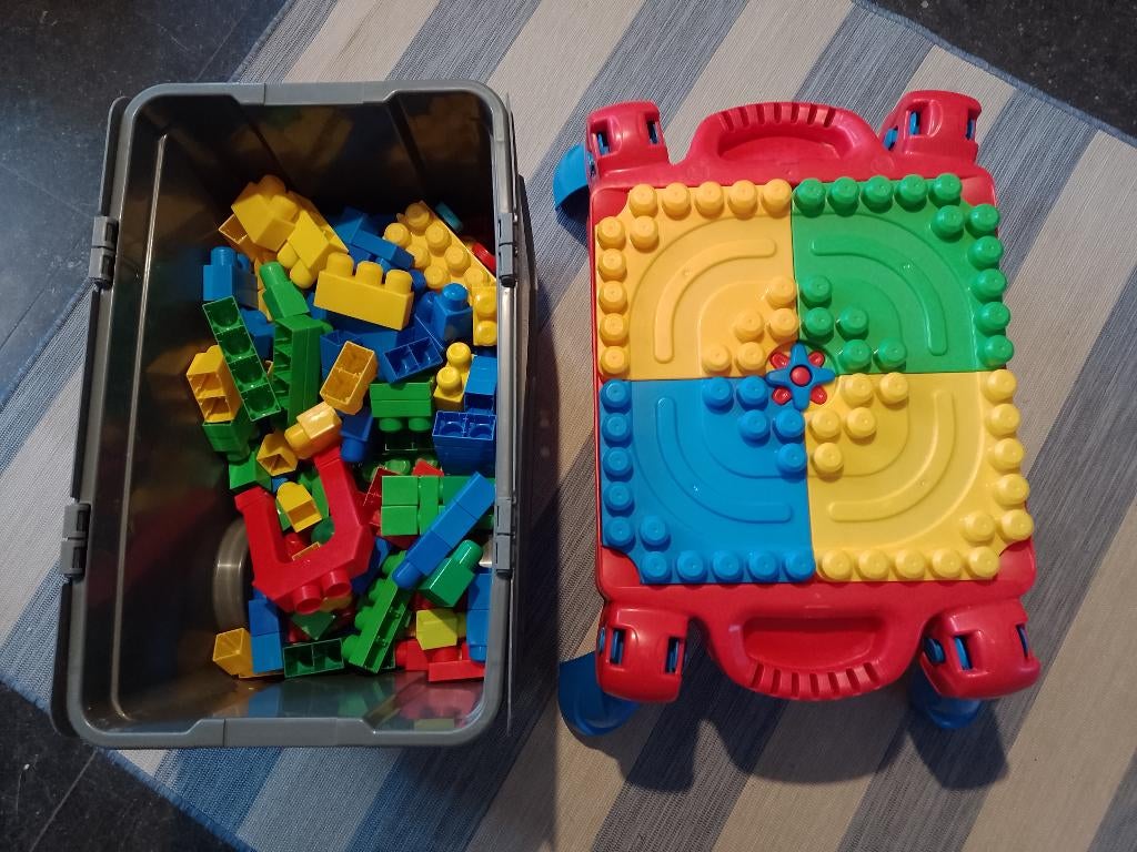 Blocs Duplo + table pour construire, Enfants & Bébés, Jouets | Duplo & Lego, Enlèvement, Utilisé, Duplo