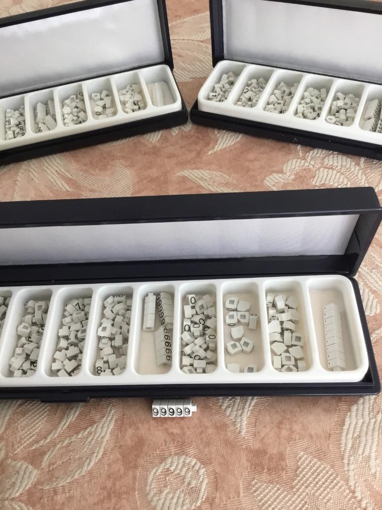 Chiffres de prix pour dans une vitrine, Enlèvement