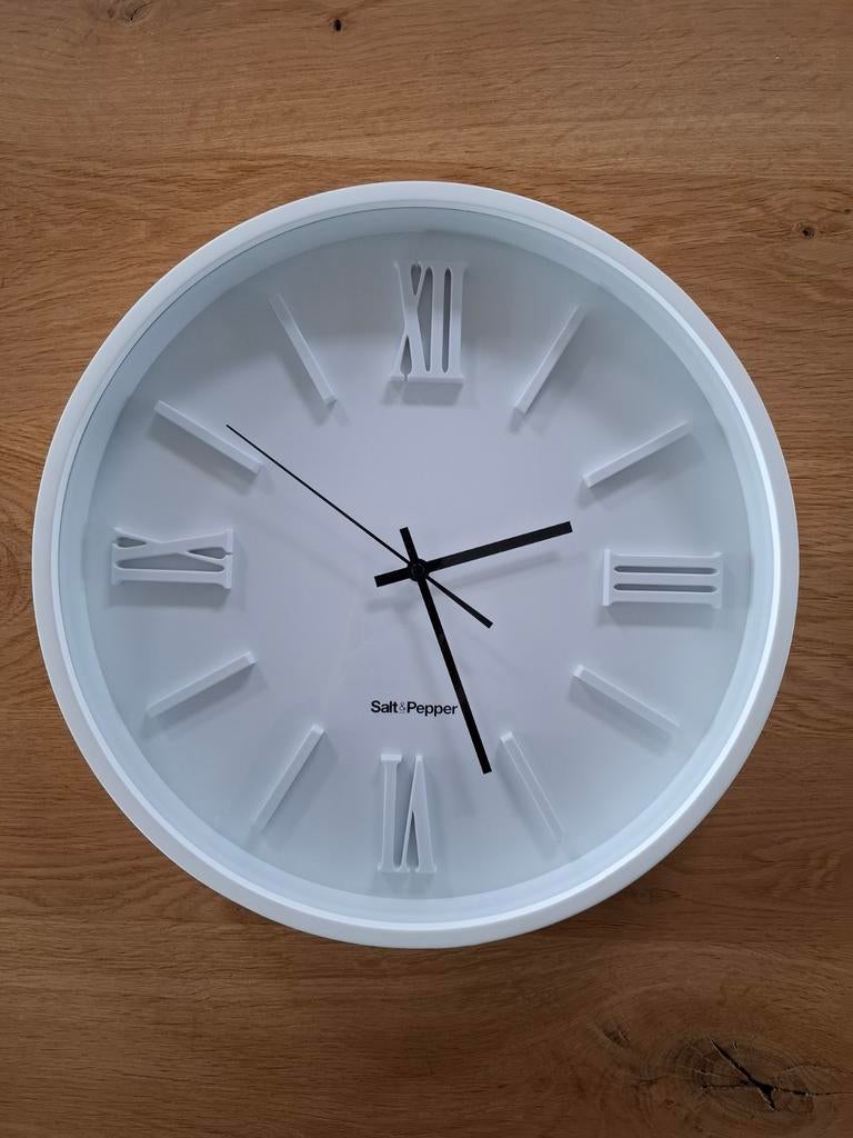 Horloge murale blanche Salt & Pepper de 40 cm de diamètre, Enlèvement, Comme neuf, Horloge murale