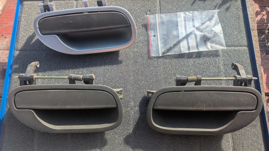 Poignées de porte arrière de la Volvo S40 modèle 1998, Autos : Pièces & Accessoires, Petit matériel, Volvo, Enlèvement ou Envoi