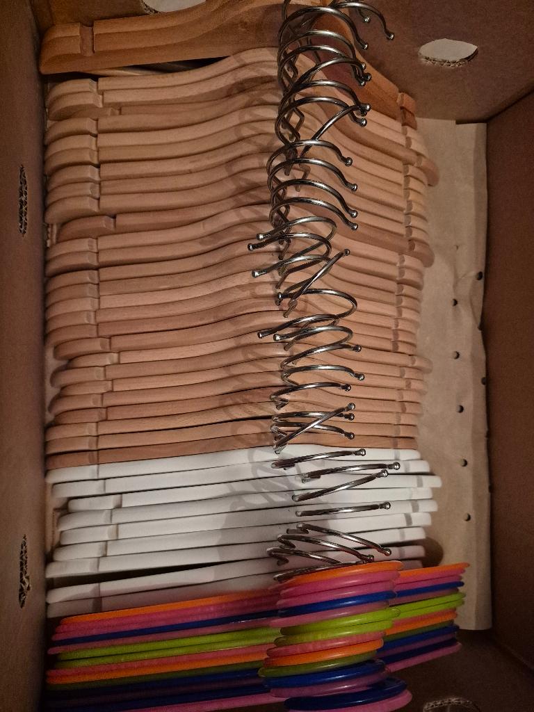 kleerhangers kinderen (volledige doos), Ophalen, Zo goed als nieuw