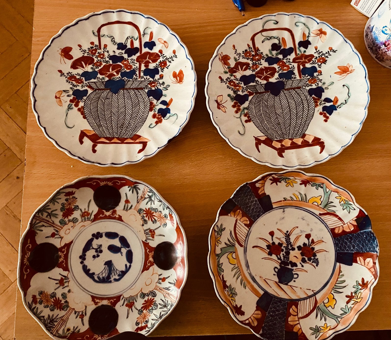 Japanse Imari porseleinen kom en vier borden, Antiek en Kunst, Ophalen