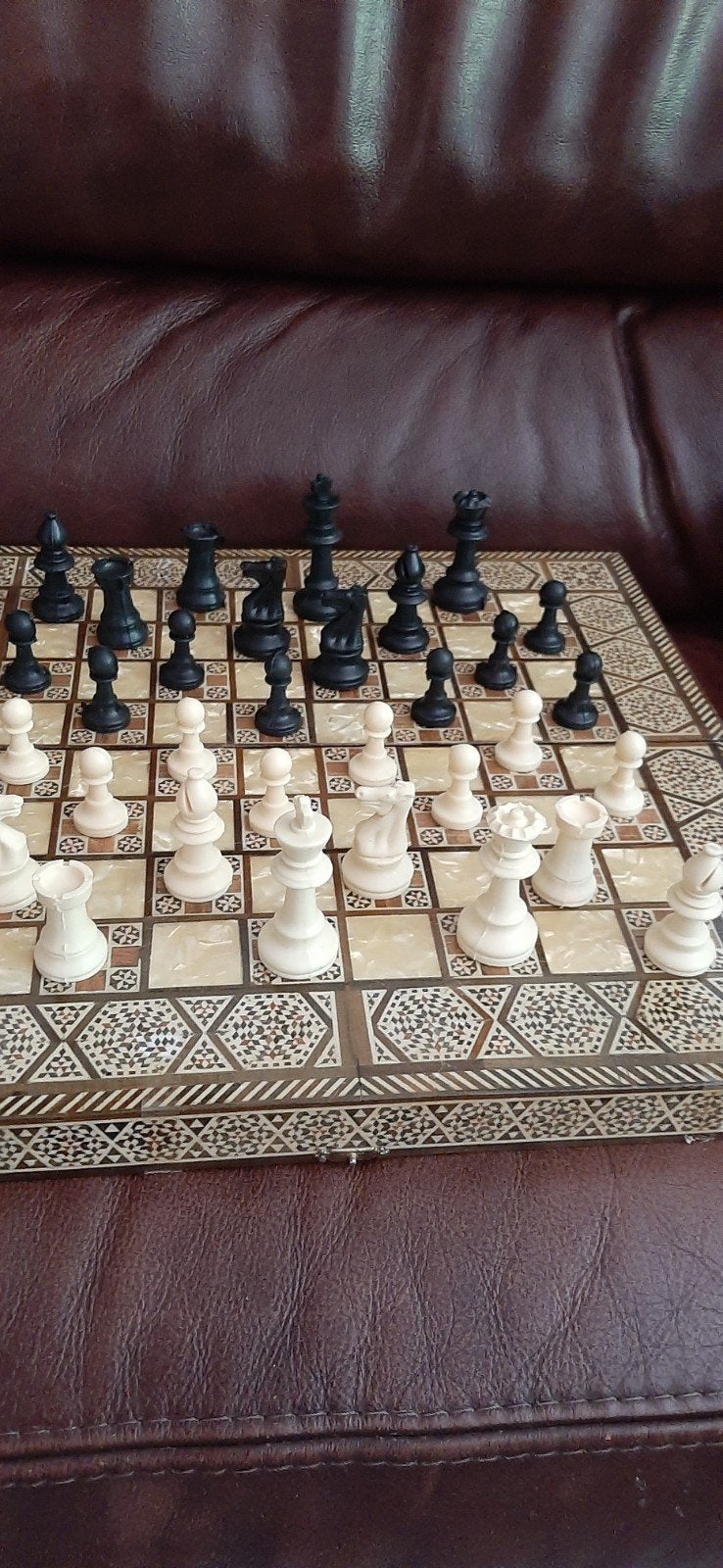 Beau jeu d'échecs avec nacre incorporée, Enlèvement