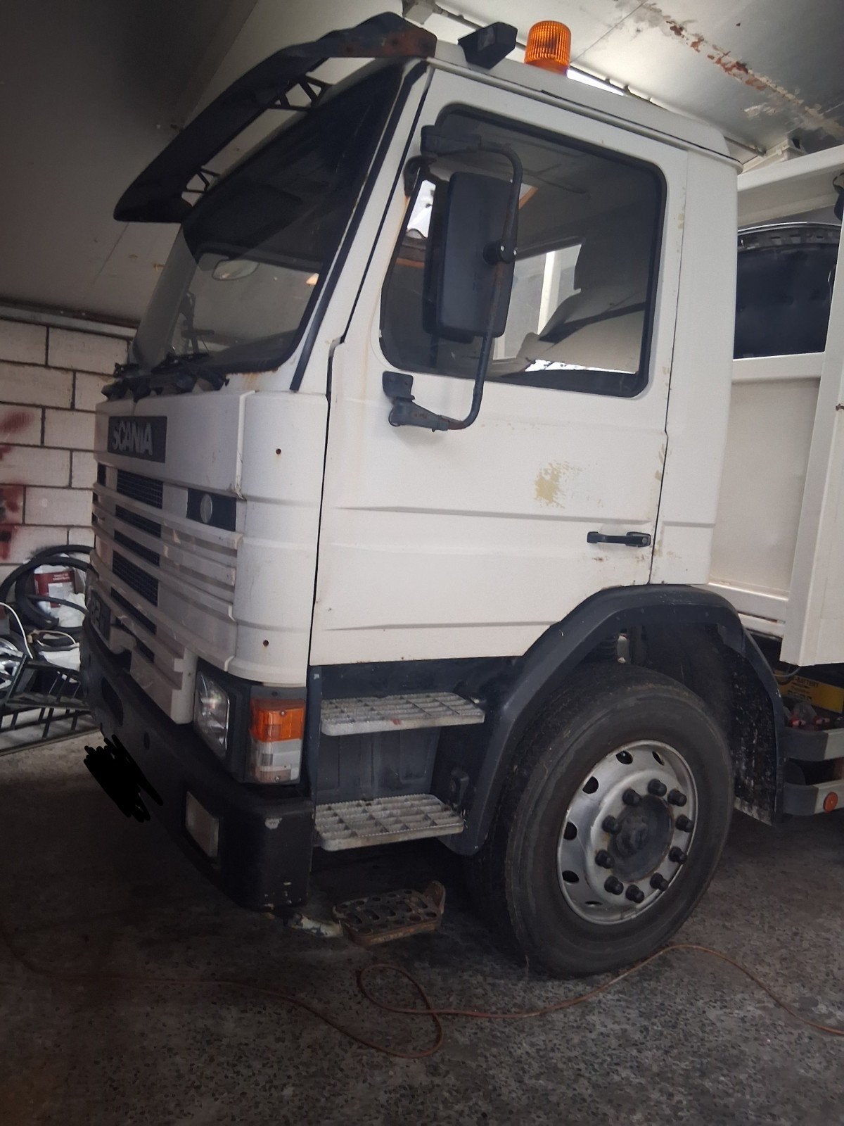 Scania 82M in goede staat, Auto's, Vrachtwagens, Achterwielaandrijving, Scania, Overige bekleding, Wit