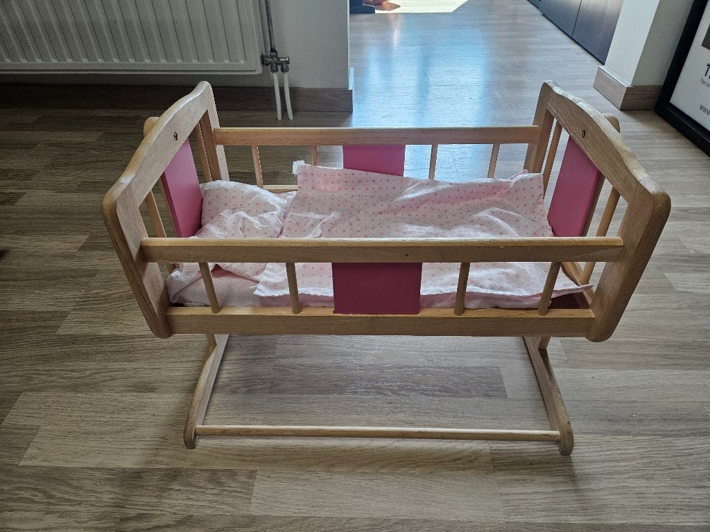 Houten poppenbedje + lakentjes, Kinderen en Baby's, Speelgoed | Poppen, Ophalen, Gebruikt, Overige typen