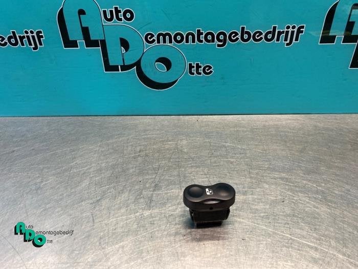 Commutateur vitre électrique d'un Dacia Sandero (Sandero 1, Autos : Pièces & Accessoires, Dacia, -, 3 mois de garantie, Utilisé
