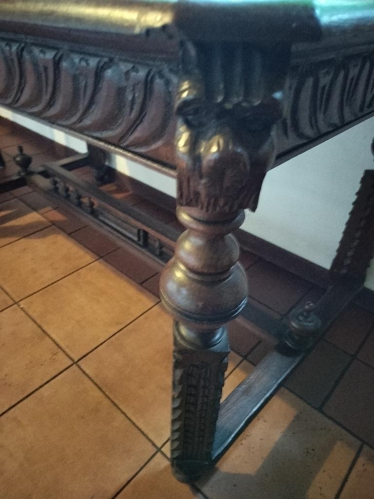 antieke tafel met leeuwen kopjes, Enlèvement