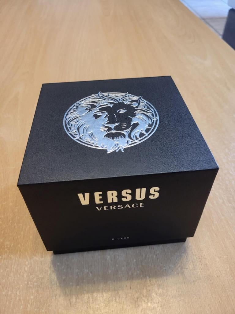 Montre couleur or Versus - Versace, Autres marques, Enlèvement ou Envoi, Acier, Neuf