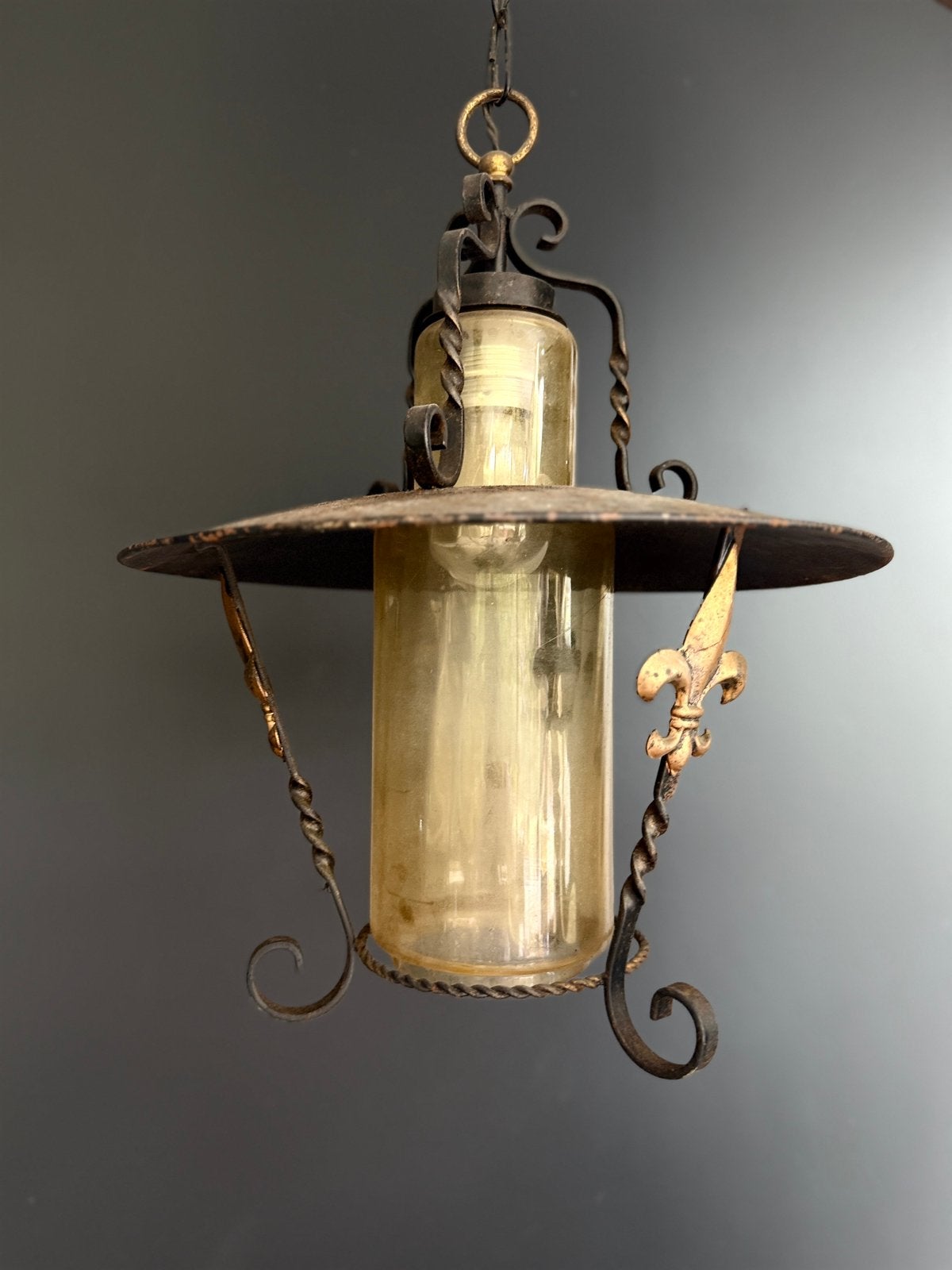 Smeedijzeren hanglamp met geel glas en sierlijke ornamenten, Maison & Meubles, Enlèvement, Utilisé, Verre