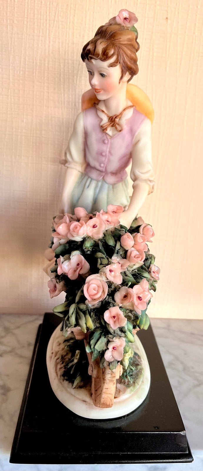A. Sabatini. Bloemenmeisje met kruiwagen. H 26 cm., Ophalen, Zo goed als nieuw