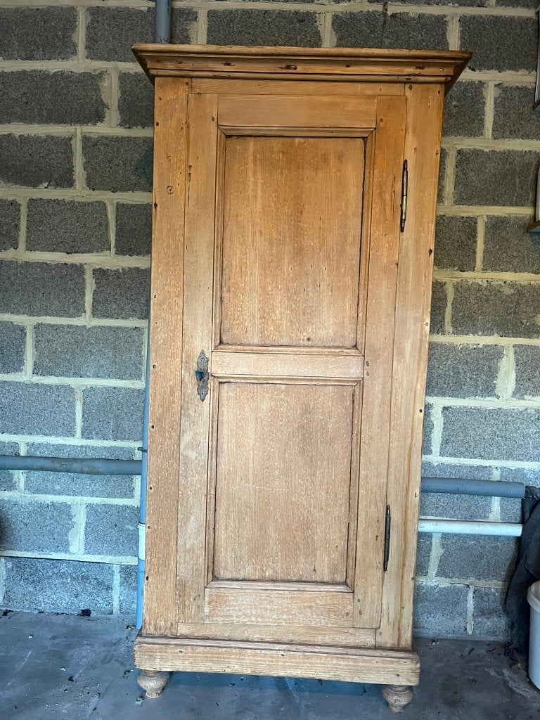Brocante grenen kastje, Enlèvement