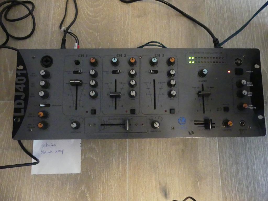 DJ mixer (klein defect), Muziek en Instrumenten, Mengpanelen, Gebruikt, Minder dan 5 kanalen, Microfooningang, Ophalen of Verzenden
