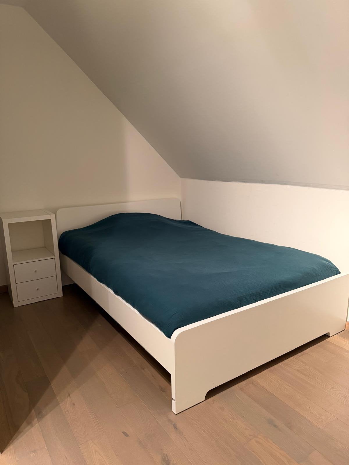 Bed 140x200 inclusief matras en lattenbodem, Ophalen, Wit, 140 cm, Zo goed als nieuw