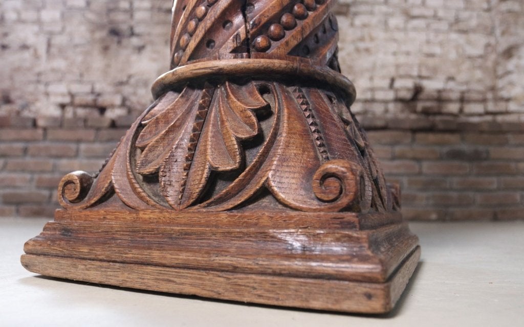 Gesneden eiken zuil, getordeerd met parels en acanthus, Ophalen