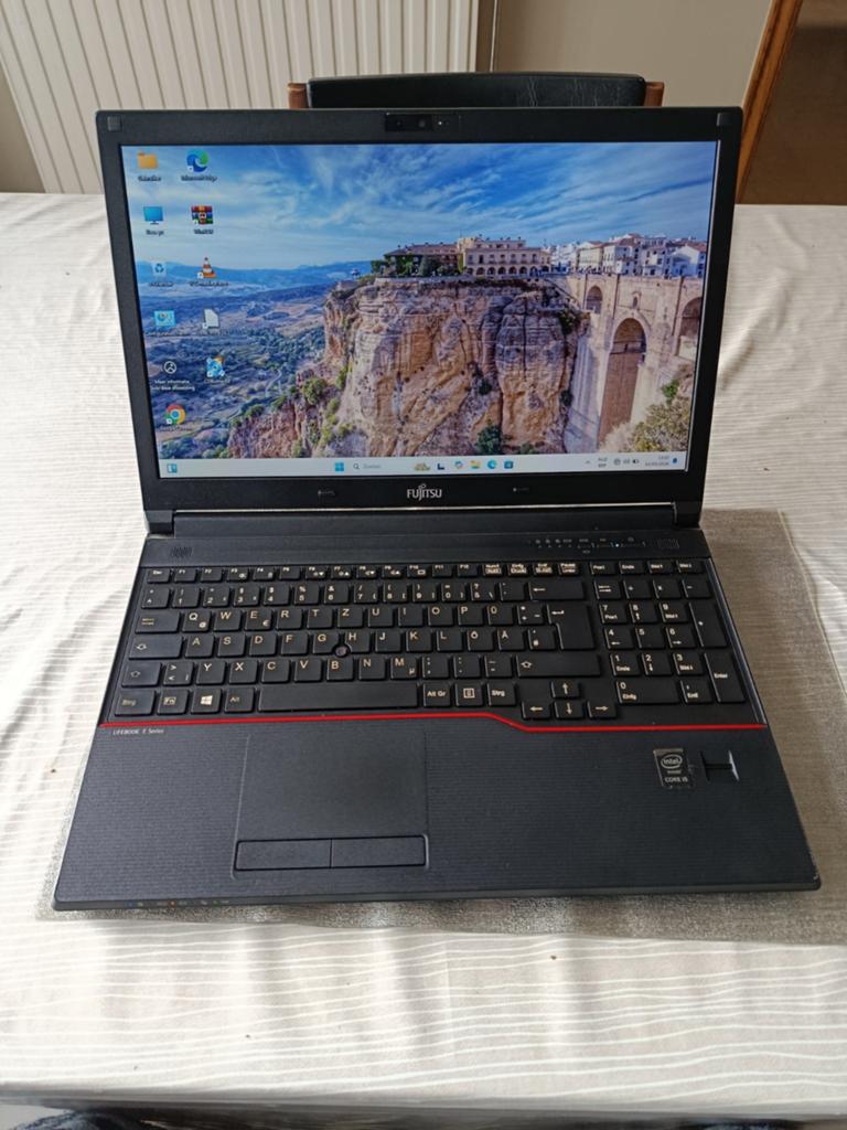 Fujitsu 15 inch i5 laptop met 16GB ram, 240GB SSD, windows11, Computers en Software, Overige Computers en Software, Ophalen