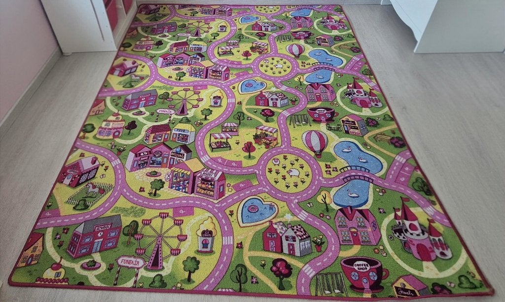 Kinderkamer vloerkleed – roze met stadsprint (200 x 250 cm), Maison & Meubles, Ameublement | Tapis & Moquettes, Comme neuf, 200 cm ou plus