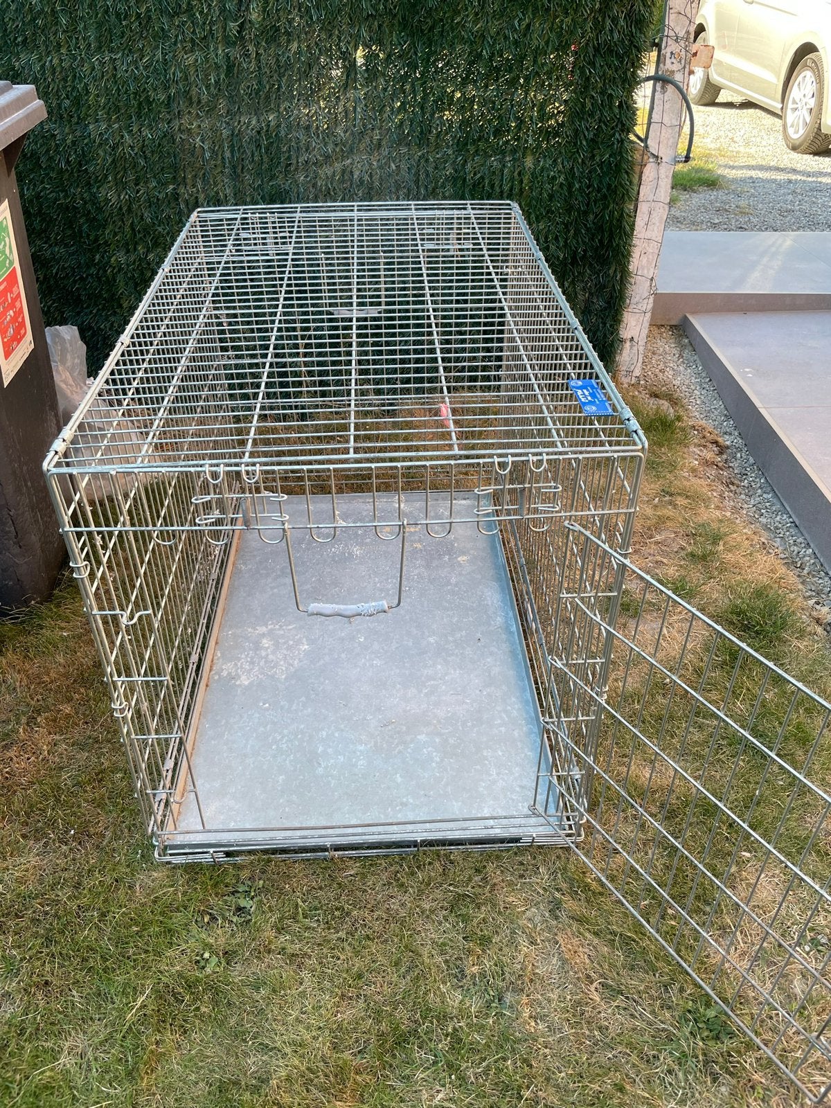Grande cage pour chiens, Enlèvement