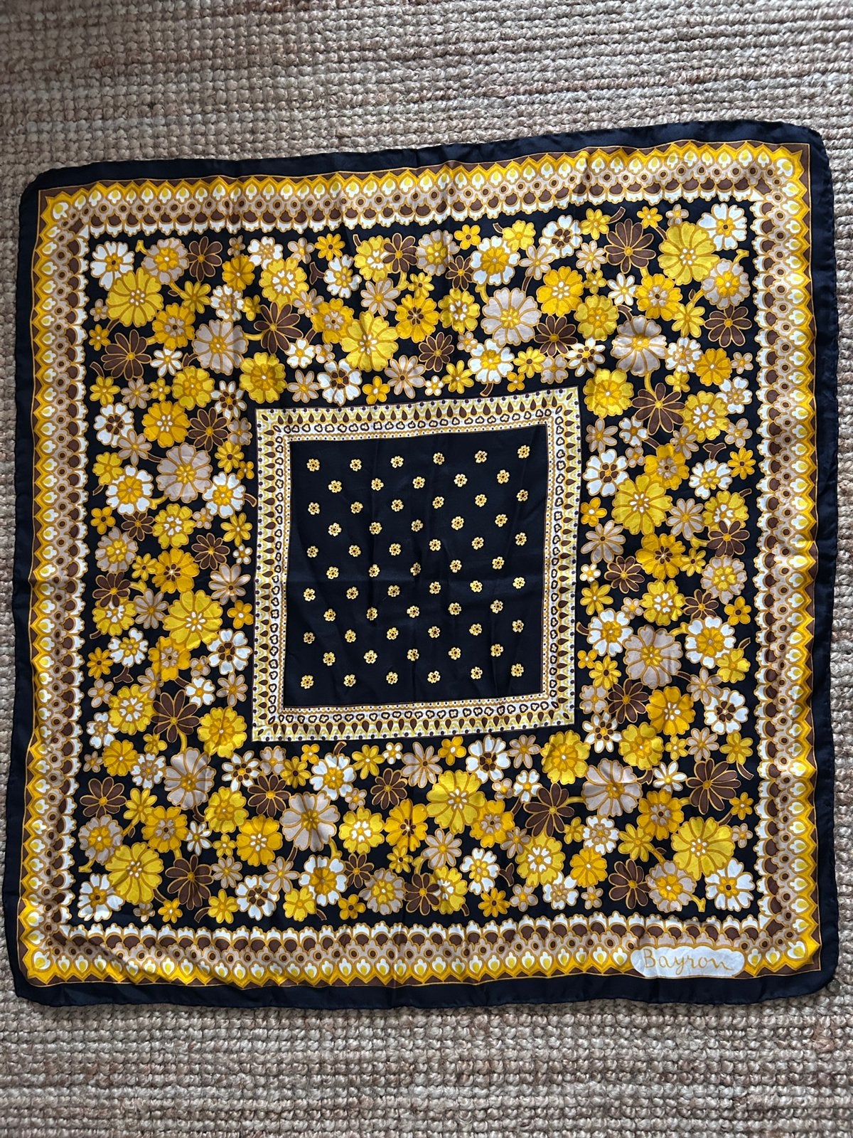 Bayron foulard twill de soie 76x78cm motifs floraux, Enlèvement ou Envoi, Comme neuf
