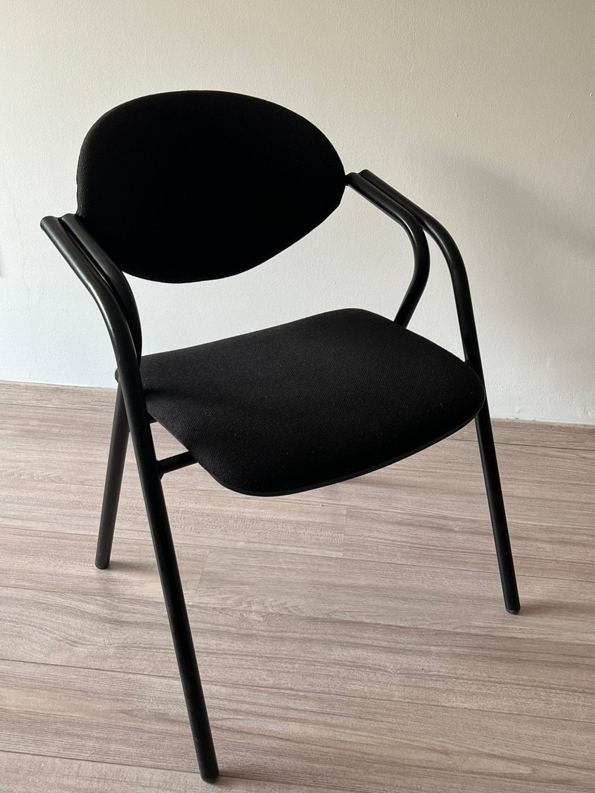 4 stoelen zwart zeer stevig, Huis en Inrichting, Stoelen, Ophalen, Vergaderstoelen / wachtkamerstoelen / bezoekerstoel, Zwart