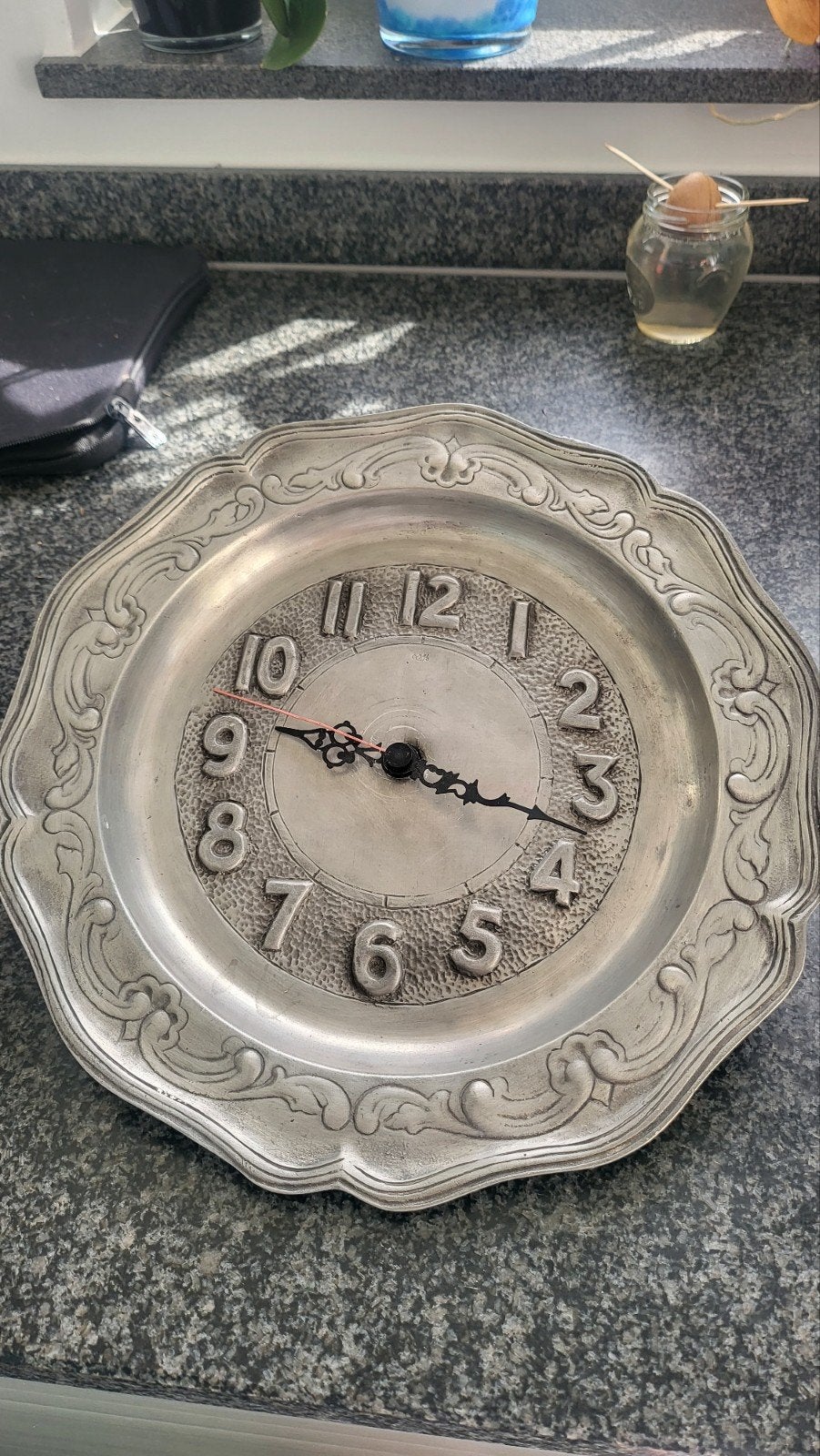 Horloge en etain, Enlèvement