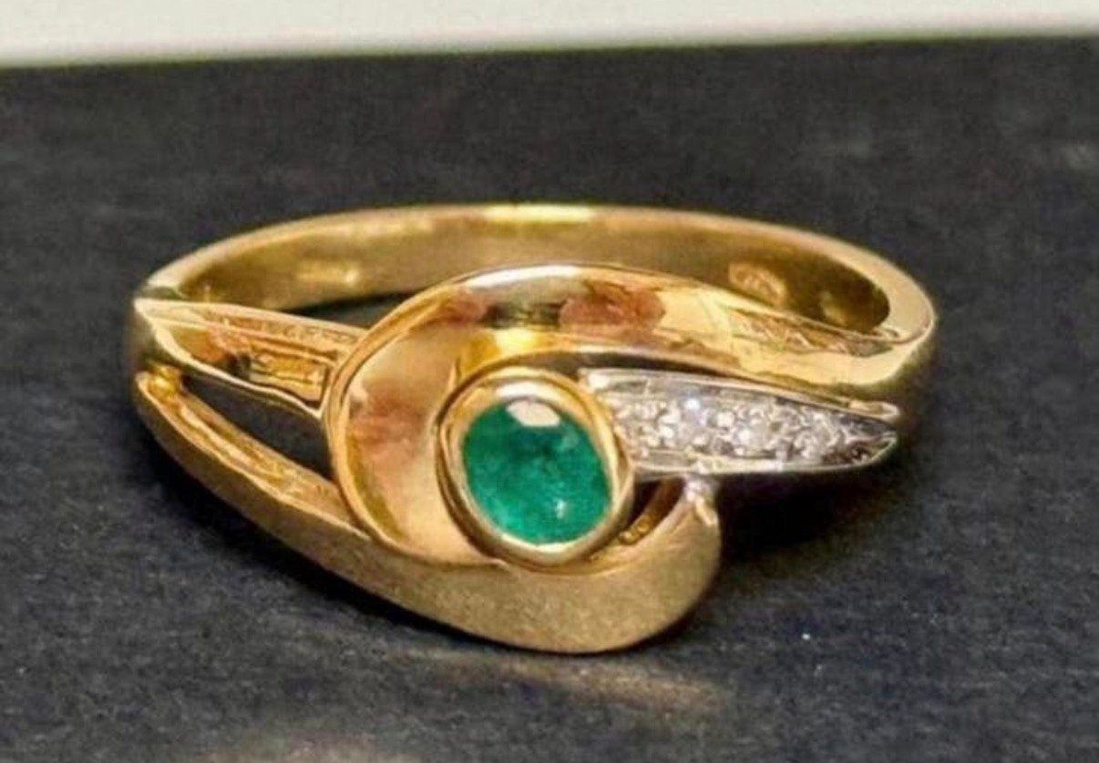 Prachtige 18 karaat gouden ring met diamanten en smaragd!, Bijoux, Sacs & Beauté, Bagues, Femme, 17 à 18, Jaune, Or, Avec pierre précieuse