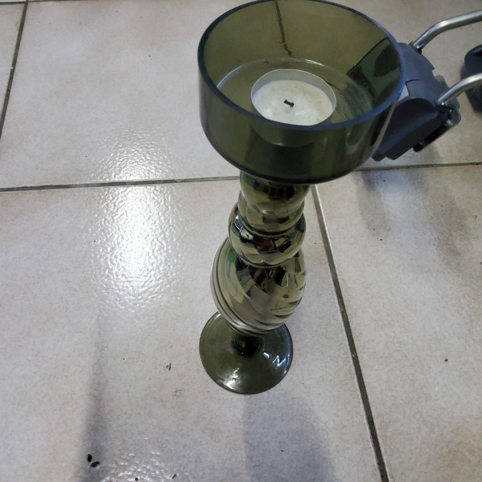 bougeoir en verre, Enlèvement