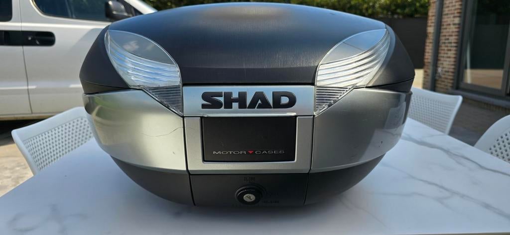 Topkoffer Shad, Ophalen