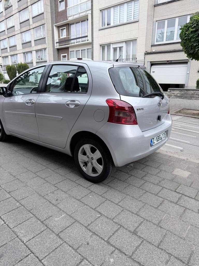Toyota yaris 1.3 automaat 198dkm clean 0485905657, Autos, Argent ou Gris, Achat, Entreprise, 5 portes