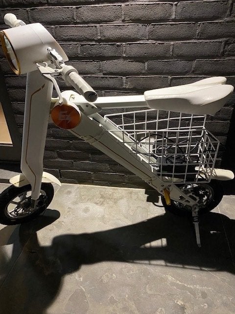 Elektrische Step met zadel, Fietsen en Brommers, Ophalen, Zo goed als nieuw, Elektrische step (E-scooter), Ez ride