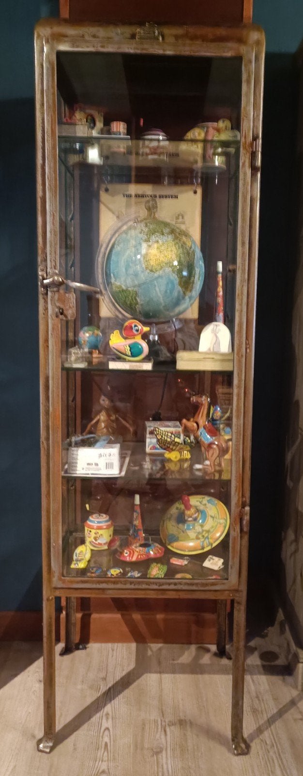 Vitrine kast George Annoye, Enlèvement