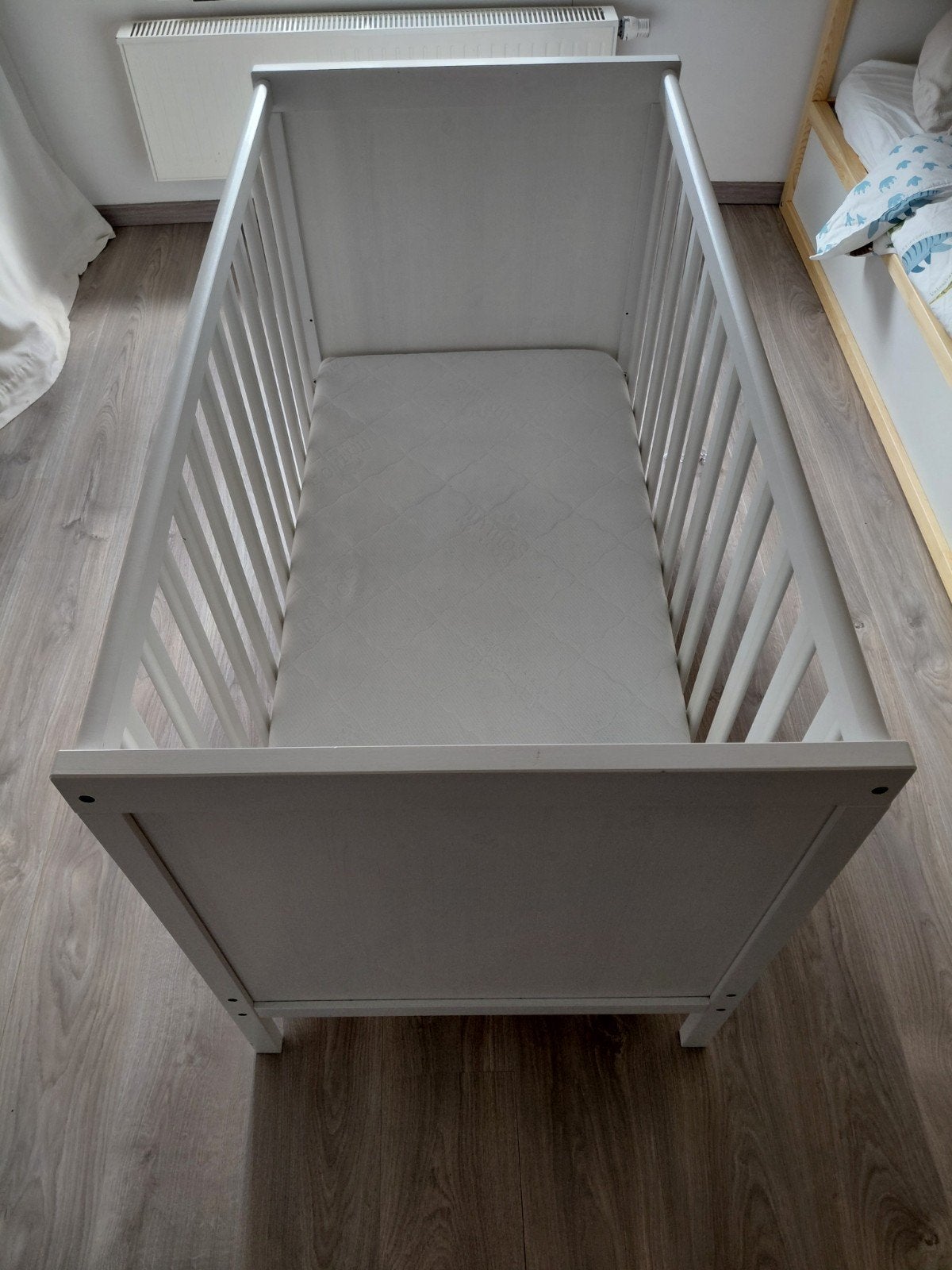 Lit bébé IKEA 60120 + matelas – Très bon état  Valeur 281€, Kinderen en Baby's, Kinderkamer | Complete kinderkamers, Ophalen