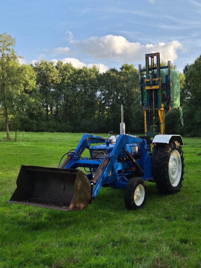 tractor Ford 4000 met frontlader en drievoudige hefmast, Ophalen, Oldtimer, Ford