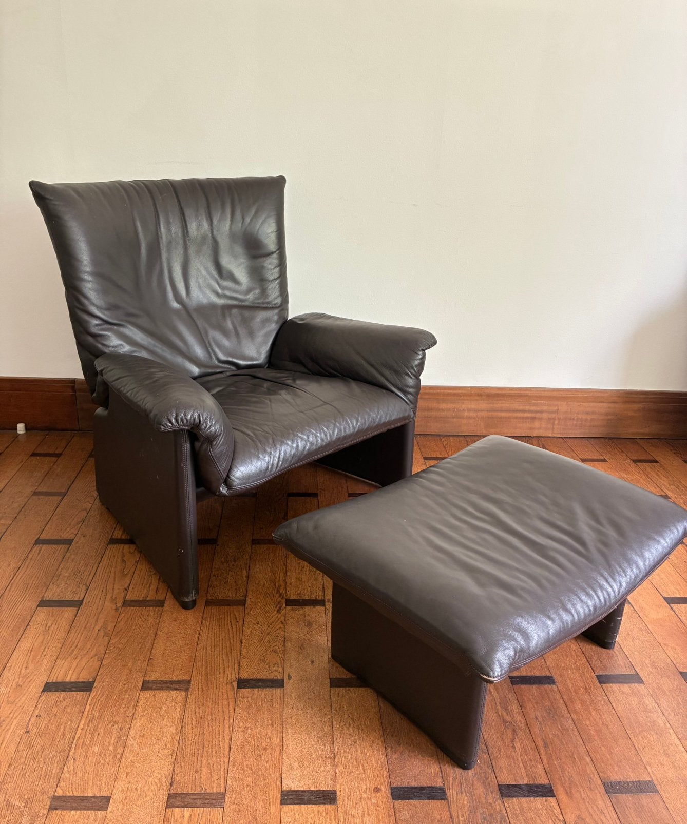 Fauteuil et pouf Cassina Palmaria en cuir marron foncé, Maison & Meubles, 75 à 100 cm, Klassiek modern design, Enlèvement, Utilisé