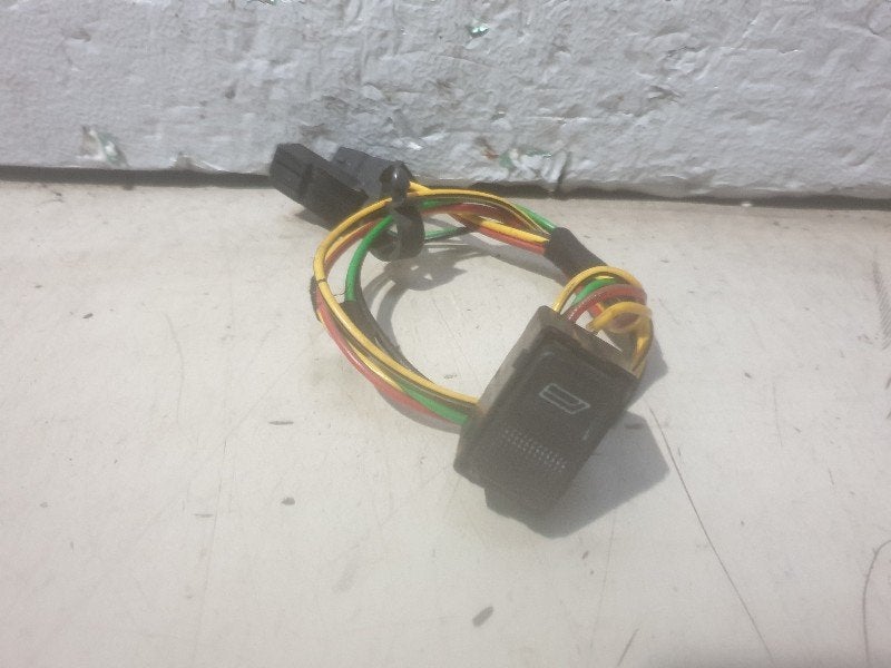 INTERRUPTEUR D'ALIMENTATION VITRE ARRIÈRE GAUCHE 80 (B4), Auto-Union-Straße  1,
85057  Ingolstadt, DE, Info@audi.de, Audi, Utilisé