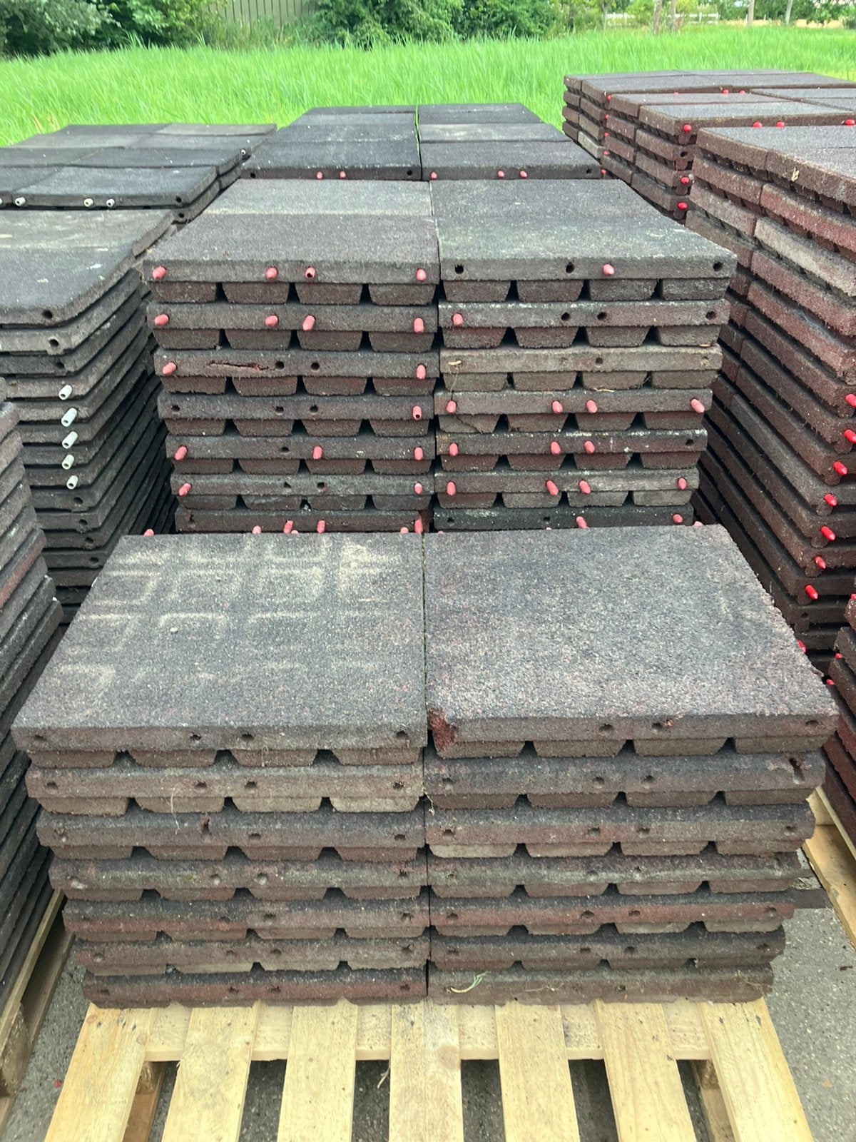 98 vochtdoorlatende rubberen tegels 50x50x8cm, Dieren en Toebehoren