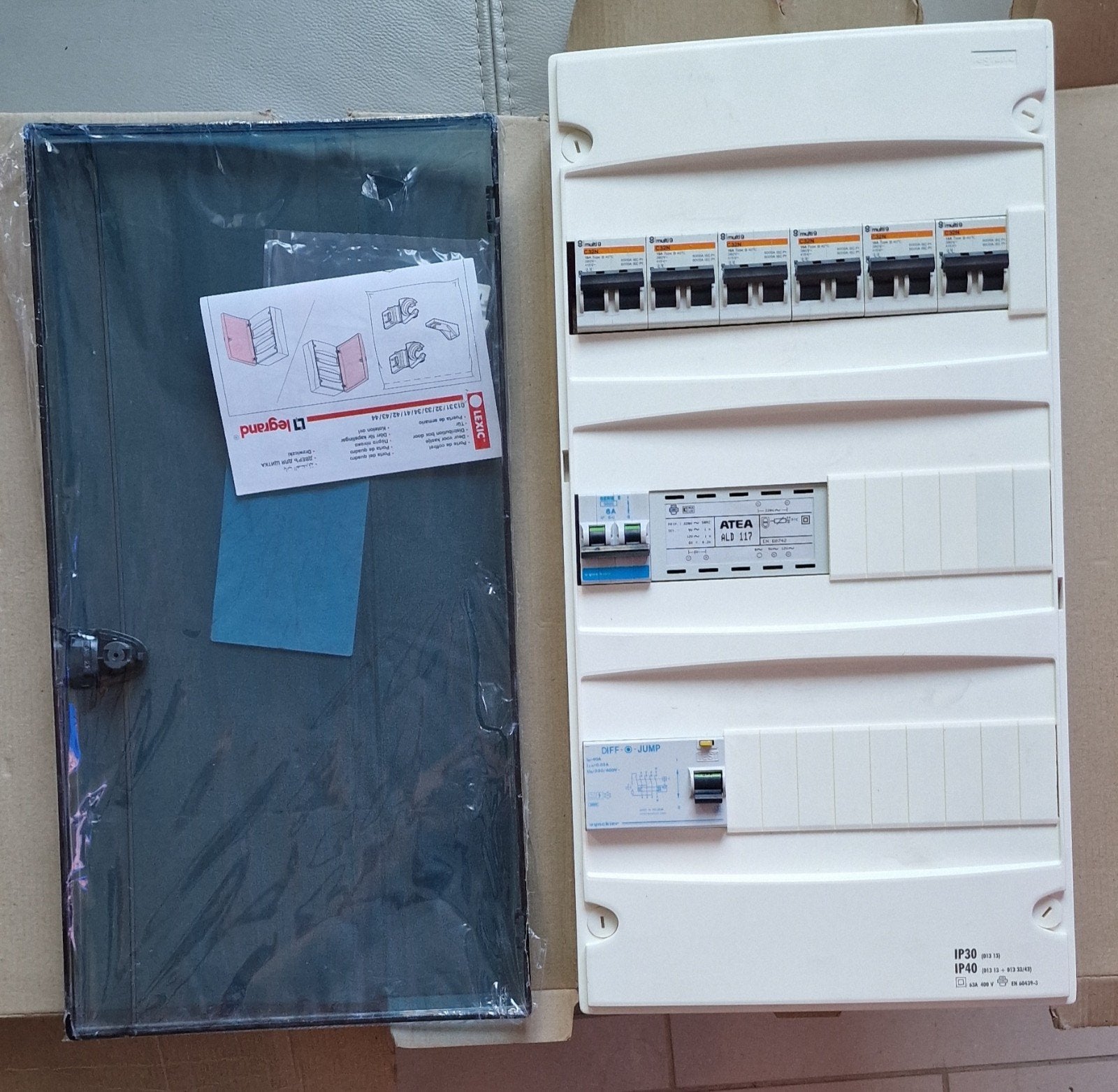 Boîte à fusibles Legrand neuve avec porte et contenu., Enlèvement, Neuf, Autres marques, Disjoncteur divisionnaire