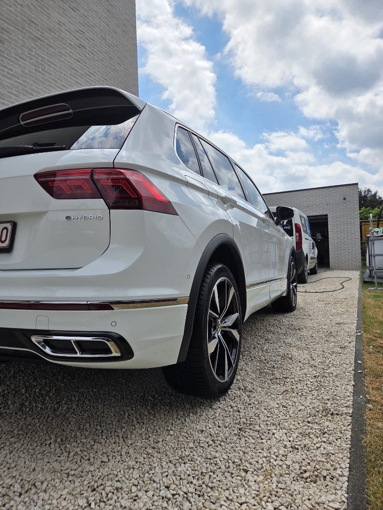 VW Tiguan 1.4 eHybrid R-Line! BTW aftrekbaar! Nieuwe banden!, Automaat, Zwart, Wit, Particulier