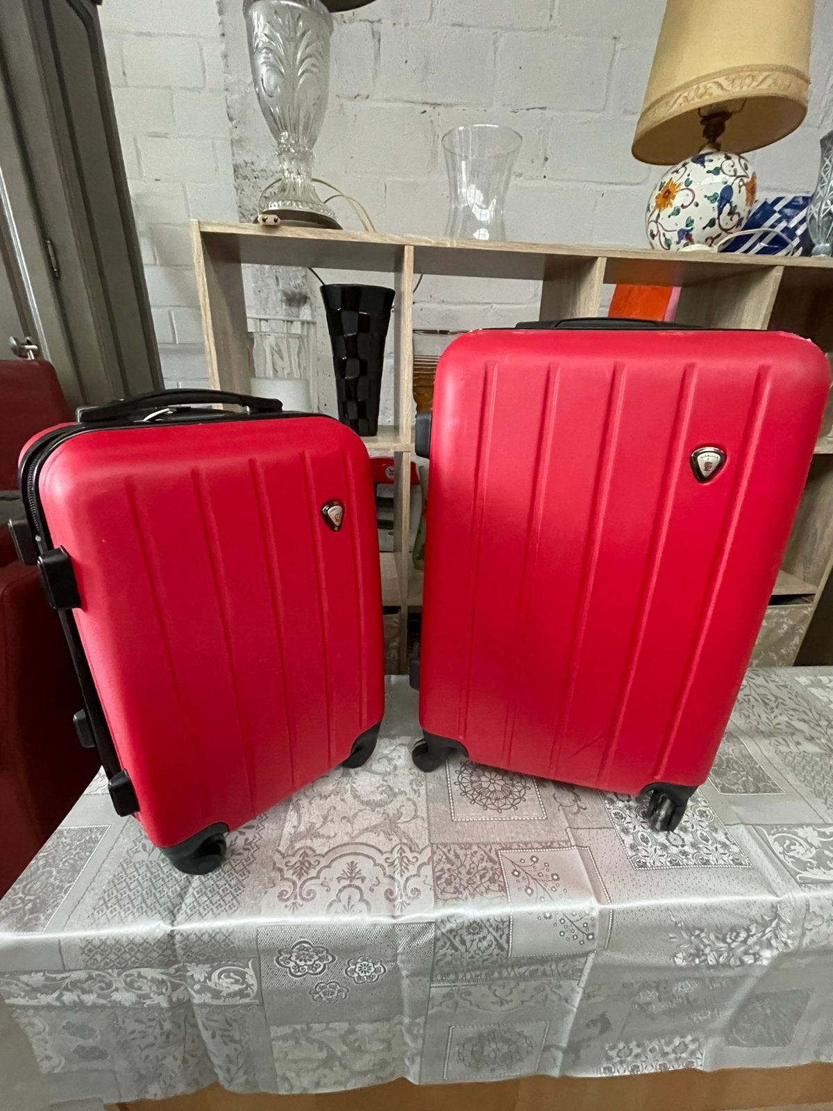 Set van 2 rode hardshell reiskoffers / trolleys, Ophalen, Gebruikt, Wieltjes
