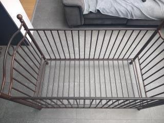 Lit bébé élégant en fer, Enfants & Bébés, Chambre d'enfant | Lits, Enlèvement, Comme neuf, Moins de 140 cm, Moins de 70 cm
