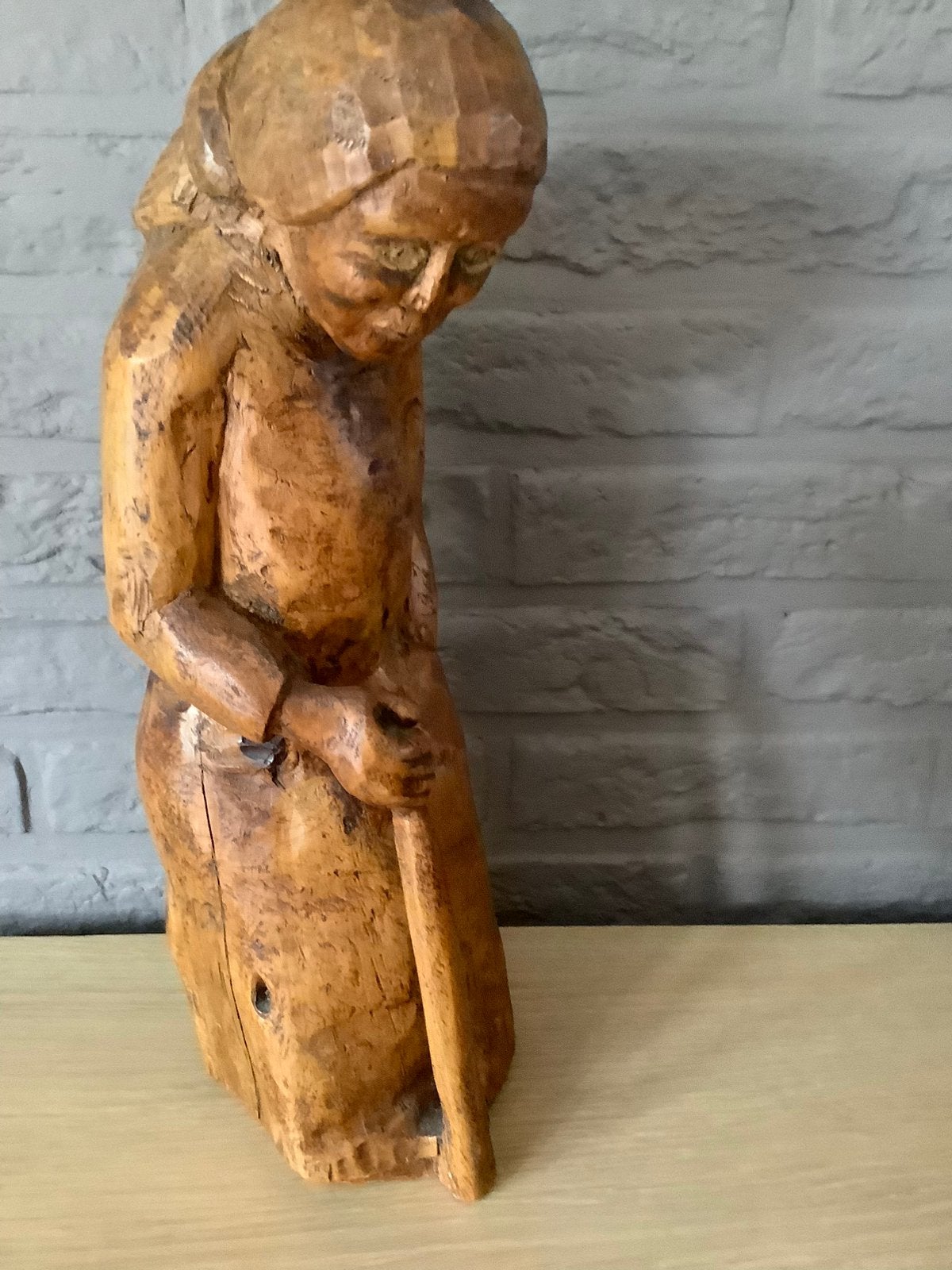 Houten beeld oude vrouw met wandelstok - Handgesneden, Ophalen of Verzenden, Handgemaakt, 20 - 50 cm, Beeld