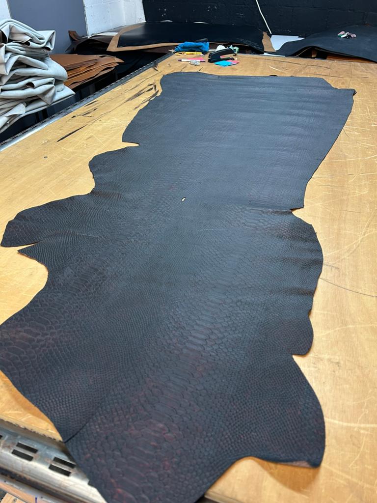 Donker paars slang print halve huid 1.2mm dikte soepel A-332, Ophalen of Verzenden, Zo goed als nieuw, Paars