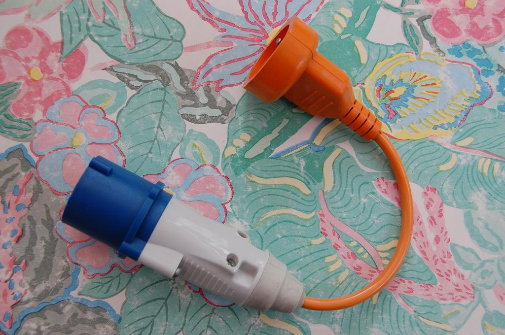Adaptateur éléctrique de voyage pour camping - caravaning, Caravanes & Camping, Accessoires de camping, Utilisé, Enlèvement ou Envoi