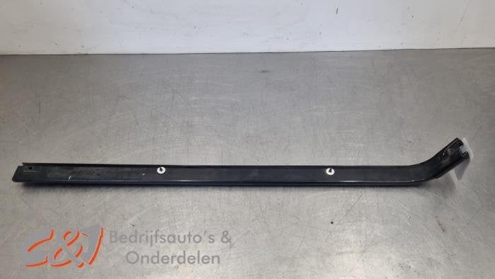 Schuifdeur Rail rechts van een Opel Vivaro, Gebruikt, -, -, Opel
