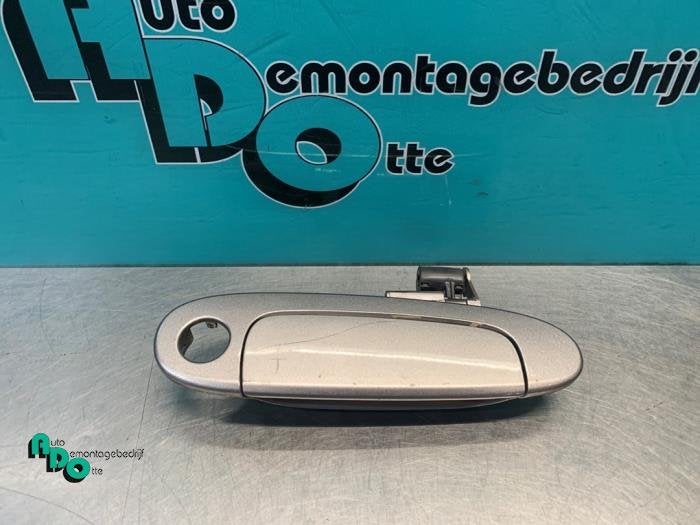 Poignée portière 2portes droite d'un Toyota Yaris (Yaris 1, -, 3 mois de garantie, Toyota, Utilisé