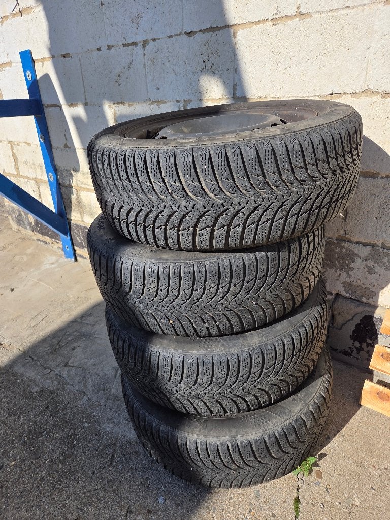 A vendre jeu de pneus hiver sur jantes tôle, Autos : Pièces & Accessoires, 15 pouces, Pneus hiver, Véhicule de tourisme, 205 mm