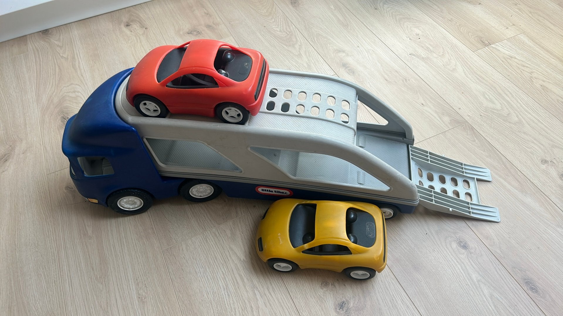 Little tikes vrachtwagen met 2 auto’s, Kinderen en Baby's, Ophalen, Gebruikt