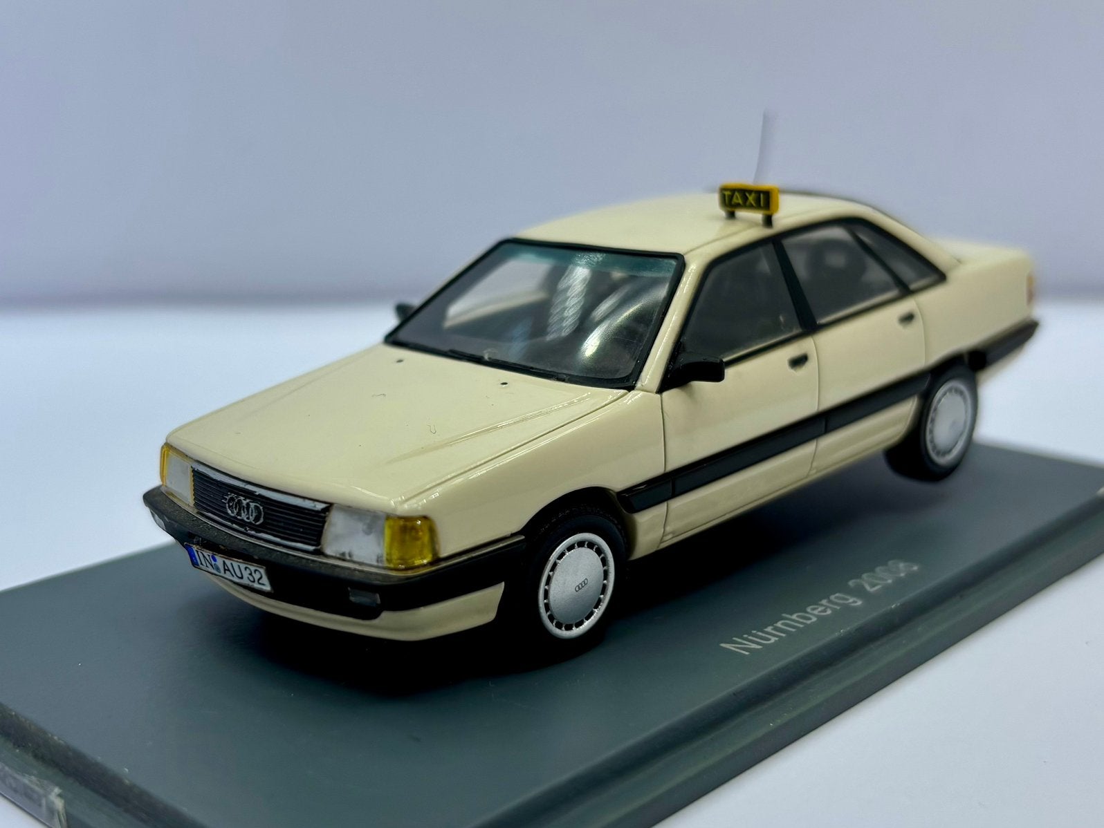 1:43 audi 100 taxi, Hobby en Vrije tijd, Ophalen of Verzenden, Zo goed als nieuw